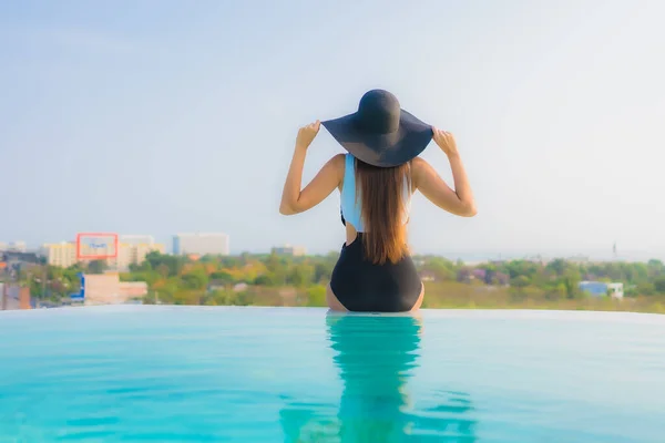 Portrait Belle Jeune Femme Asiatique Sourire Heureux Détendre Autour Piscine — Photo