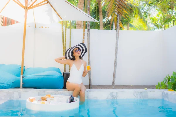 Retrato Hermosa Joven Asiática Mujer Feliz Sonrisa Con Flotante Desayuno — Foto de Stock