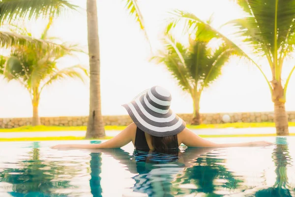 Retrato Bela Jovem Mulher Asiática Relaxar Redor Piscina Livre Hotel — Fotografia de Stock