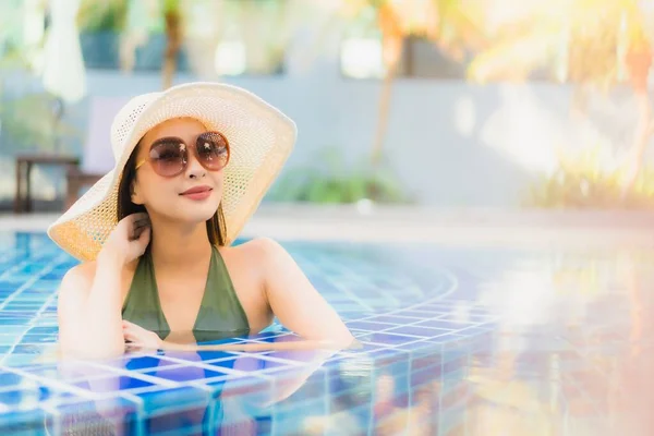 Retrato Bela Jovem Asiática Mulher Relaxar Torno Piscina Hotel Resort — Fotografia de Stock