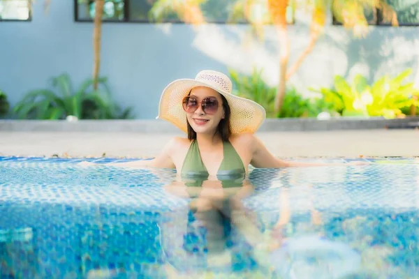 亚洲年轻貌美的女子度假时在宾馆的游泳池边悠闲自在地游玩 — 图库照片