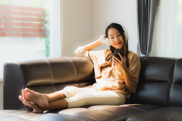 Retrato Hermosa Joven Asiática Uso Teléfono Inteligente Celular Sofá Con —  Fotos de Stock