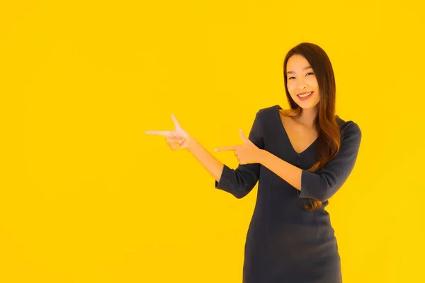 Retrato Bela Jovem Asiático Mulher Com Ação Isolado Amarelo Fundo — Fotografia de Stock