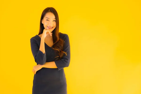 Portret Mooie Jonge Aziatische Vrouw Met Actie Geïsoleerde Gele Achtergrond — Stockfoto