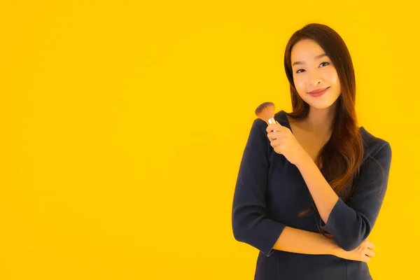 Retrato Hermosa Joven Asiática Mujer Con Maquillaje Cepillo Amarillo Aislado —  Fotos de Stock