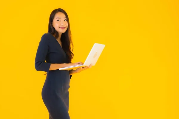Portret Pięknej Młodej Azjatyckiej Kobiety Laptopem Lub Komputerem Żółtym Odizolowanym — Zdjęcie stockowe