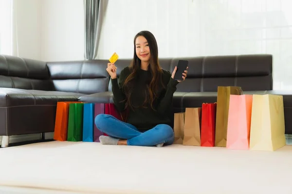 Retrato Hermosa Mujer Asiática Joven Con Bolsa Compras Tarjeta Crédito — Foto de Stock