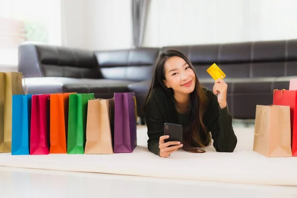 Retrato Hermosa Mujer Asiática Joven Con Bolsa Compras Tarjeta Crédito — Foto de Stock