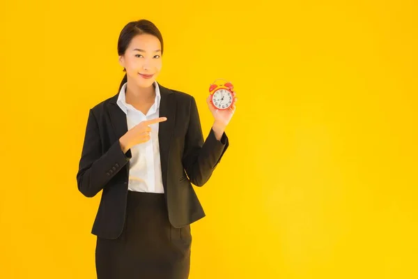 Retrato Hermosa Joven Asiática Mujer Mostrar Hora Del Reloj Alarma —  Fotos de Stock