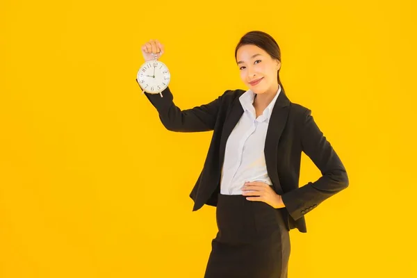 Retrato Hermosa Joven Asiática Mujer Mostrar Hora Del Reloj Alarma —  Fotos de Stock