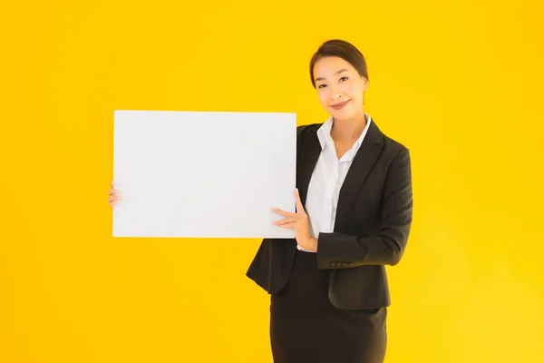 Hermoso Retrato Joven Asiático Mujer Mostrar Vacío Blanco Tablero Amarillo — Foto de Stock