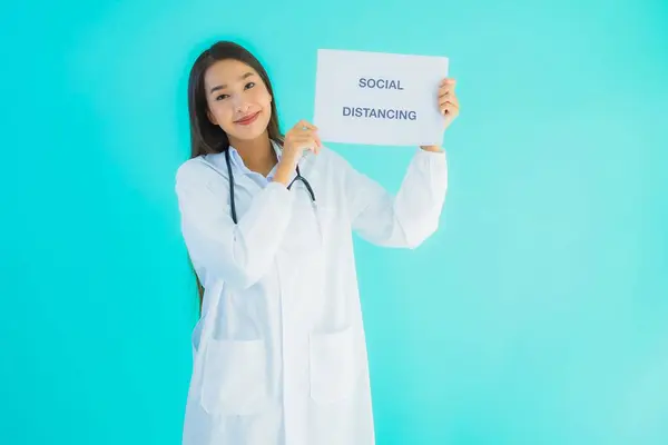 Retrato Bonito Jovem Asiático Médico Mulher Com Sinal Papel Com — Fotografia de Stock