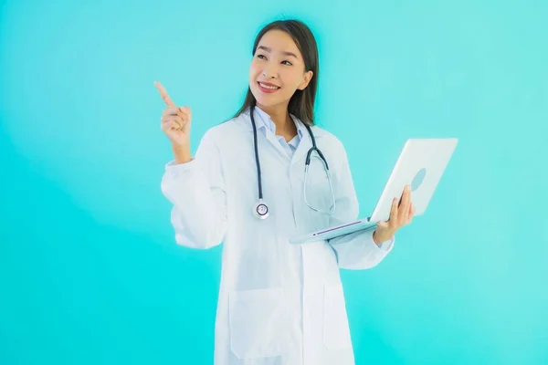 Retrato Hermosa Joven Asiática Médico Mujer Con Portátil Para Uso — Foto de Stock