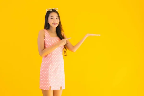 Retrato Bonito Jovem Asiático Mulher Sorriso Feliz Amarelo Isolado Fundo — Fotografia de Stock