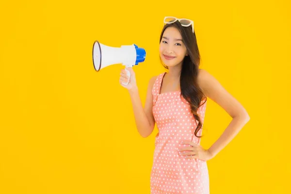 Portret Piękna Młoda Azjatycka Kobieta Mówić Głośno Megafonem Żółtym Odizolowanym — Zdjęcie stockowe