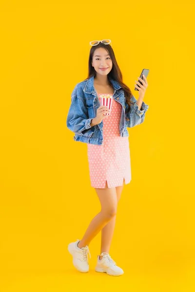 Retrato Bonito Jovem Asiático Mulher Desfrutar Feliz Com Telefone Pipoca — Fotografia de Stock