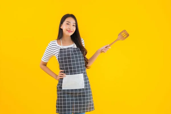 Retrato Bonito Jovem Asiático Mulher Desgaste Avental Com Preto Pan — Fotografia de Stock