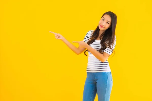 Porträt Schöne Junge Asiatische Frau Lächelt Glücklich Mit Aktion Auf — Stockfoto