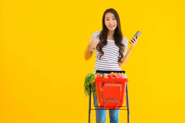 Portrét Krásná Mladá Asijská Žena Nakupování Potraviny Supermarketu Vozík Chytrým — Stock fotografie