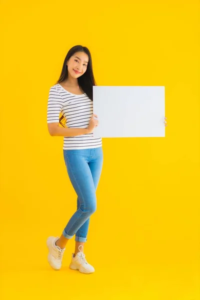 Portret Mooi Jong Aziatisch Vrouw Tonen Leeg Wit Billboard Teken — Stockfoto