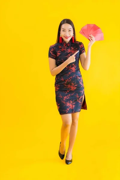 Портрет Красивая Молодая Азиатская Женщина Носить Китайское Платье Ang Pao — стоковое фото