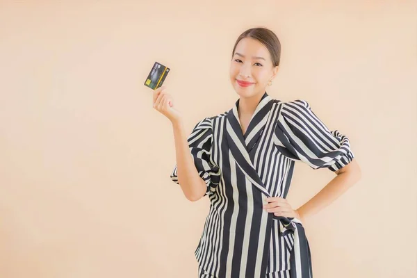 Portret Mooie Jonge Aziatische Vrouw Met Slimme Mobiele Telefoon Bruine — Stockfoto