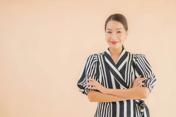 Güzel Bir Asyalı Kadının Portresi Kahverengi Arka Planda Mutlu Bir — Stok fotoğraf