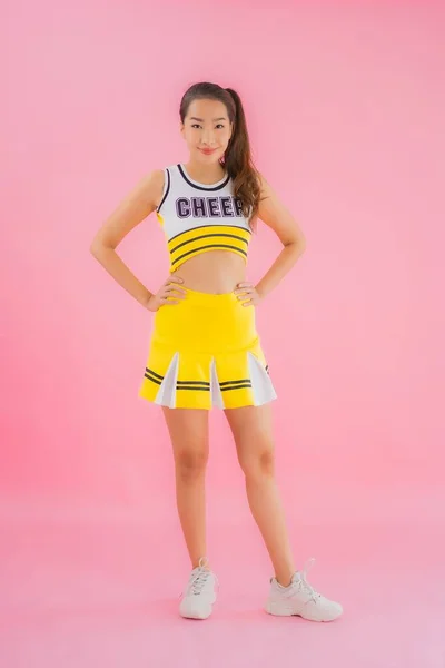 Porträt Schöne Junge Asiatische Frau Cheerleader Auf Rosa Isolierten Hintergrund — Stockfoto