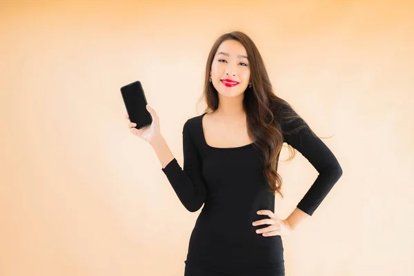 Retrato Hermosa Joven Asiática Mujer Sonrisa Feliz Uso Inteligente Móvil — Foto de Stock