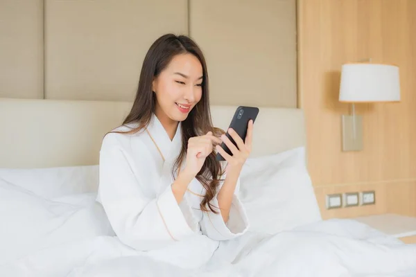 Retrato Hermosa Joven Mujer Asiática Con Teléfono Móvil Inteligente Interior — Foto de Stock