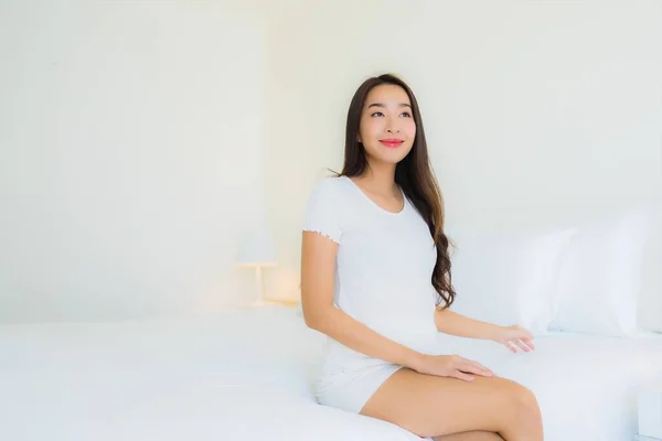 Güzel Bir Portre Genç Asyalı Kadın Rahatla Yatak Odasının Tarafında — Stok fotoğraf