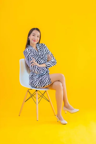 Portret Mooie Jonge Aziatische Vrouw Zitten Stoel Met Actie Geel — Stockfoto