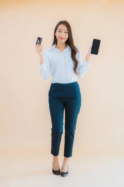 Portret Piękny Młody Biznes Azji Kobieta Telefonu Karty Kredytowej Kolorowe — Zdjęcie stockowe