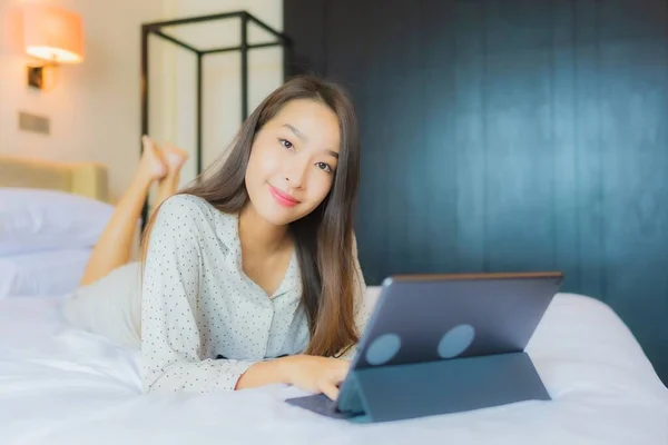 Retrato Hermosa Joven Mujer Asiática Uso Tableta Con Tarjeta Crédito — Foto de Stock