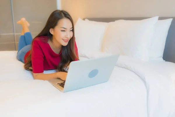 Portret Mooie Jonge Aziatische Vrouw Gebruik Laptop Computer Bed Slaapkamer — Stockfoto