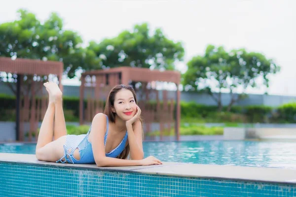 Porträt Schöne Junge Asiatische Frau Entspannen Lächeln Freizeit Rund Freibad — Stockfoto