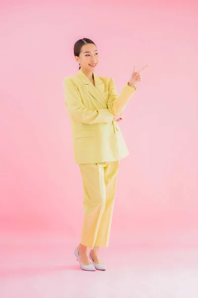 Porträtt Vackra Unga Asiatiska Affärskvinna Leende Aktion Rosa Färg Bakgrund — Stockfoto