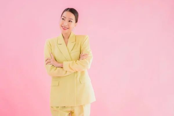 Portret Mooie Jonge Aziatische Zakenvrouw Glimlach Actie Roze Kleur Achtergrond — Stockfoto