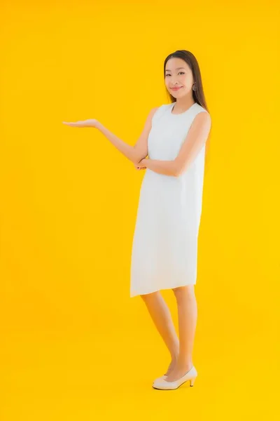 Retrato Bonito Jovem Asiático Mulher Ação Amarelo Isolado Fundo — Fotografia de Stock