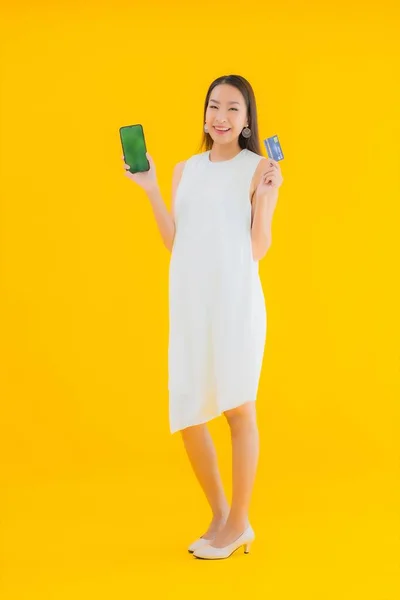Portré Gyönyörű Fiatal Ázsiai Hitelkártyával Online Vásárlás Sárga Elszigetelt Háttér — Stock Fotó
