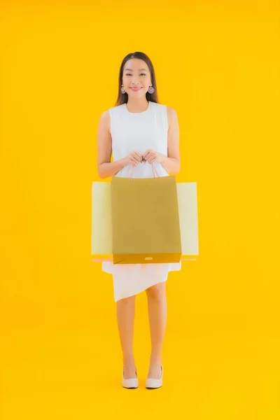 Portret Pięknej Młodej Azjatyckiej Kobiety Torbą Zakupy Domu Towarowego Detalistów — Zdjęcie stockowe