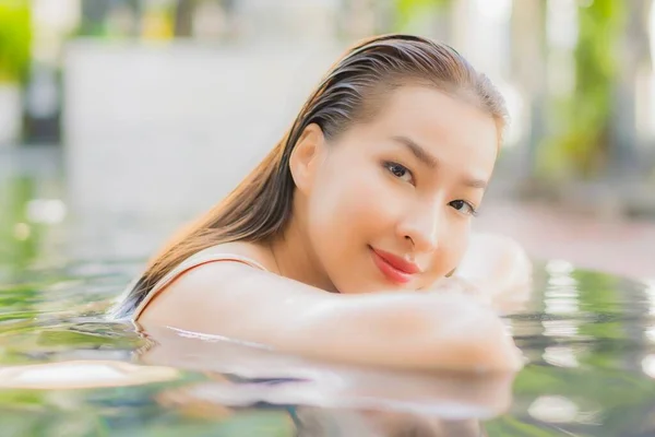 Güzel Bir Asyalı Kadın Portresi Rahatlayın Yüzme Havuzu Etrafında Gülümseyin — Stok fotoğraf