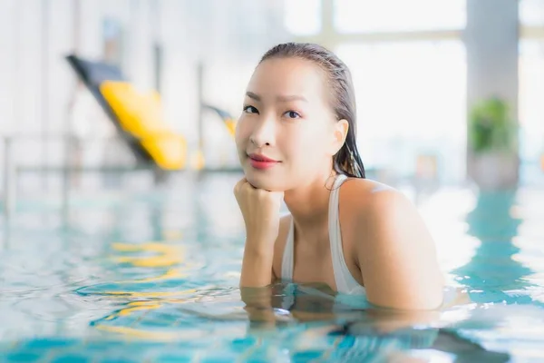 Retrato Hermosa Joven Asiática Mujer Relajarse Sonrisa Alrededor Piscina Hotel — Foto de Stock