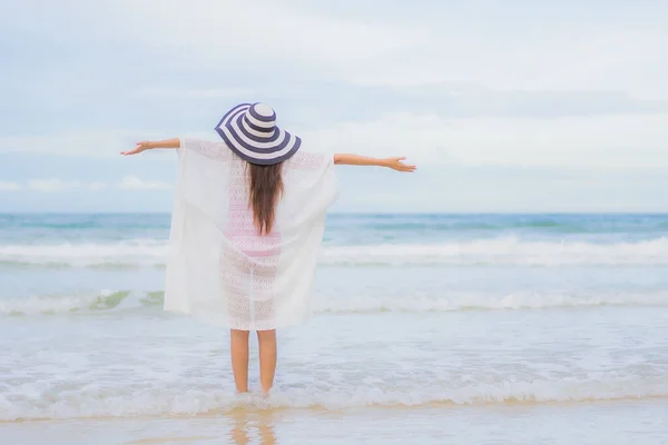 Retrato Bonito Jovem Asiático Mulher Relaxar Sorriso Redor Praia Mar — Fotografia de Stock