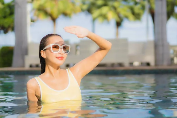 Retrato Bonito Jovem Asiático Mulher Relaxar Sorriso Lazer Redor Piscina — Fotografia de Stock