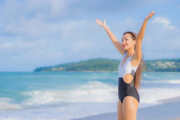 Retrato Hermosa Joven Asiática Mujer Relajarse Sonrisa Alrededor Playa Mar —  Fotos de Stock