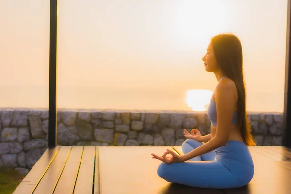 Retrato Jovem Mulher Asiática Fazer Meditação Torno Mar Praia Oceano — Fotografia de Stock