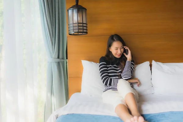 Porträt Junge Asiatin Mit Smartphone Auf Bett Schlafzimmer — Stockfoto