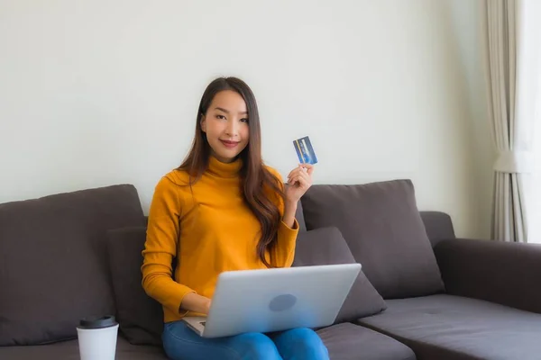 Portret Jonge Aziatische Vrouw Met Behulp Van Laptop Computer Met — Stockfoto