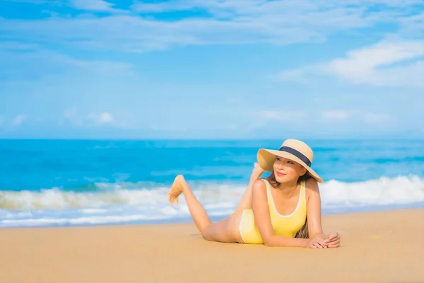 亚洲年轻貌美的女子在户外热带海滨度假时放松地笑着休闲一下 — 图库照片